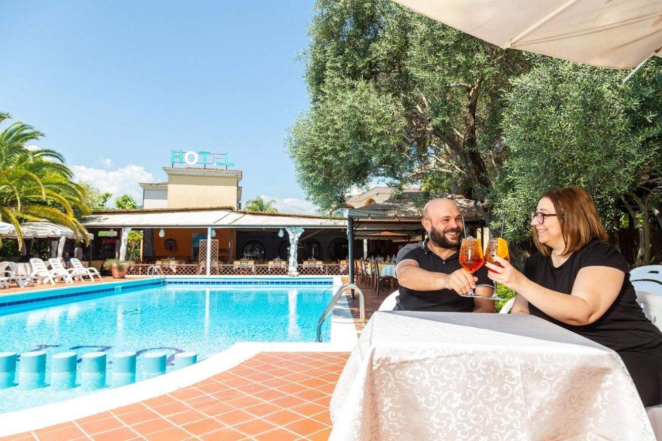 Hotel L'Ulivo Джирасоле Екстериор снимка