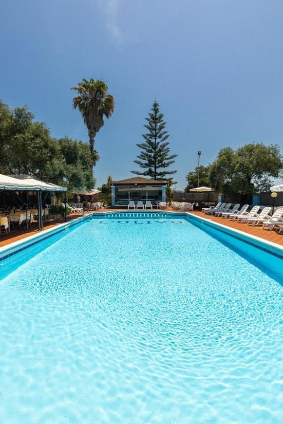 Hotel L'Ulivo Джирасоле Екстериор снимка