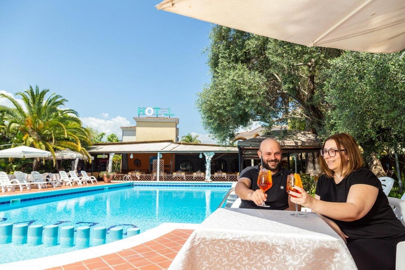 Hotel L'Ulivo Джирасоле Екстериор снимка